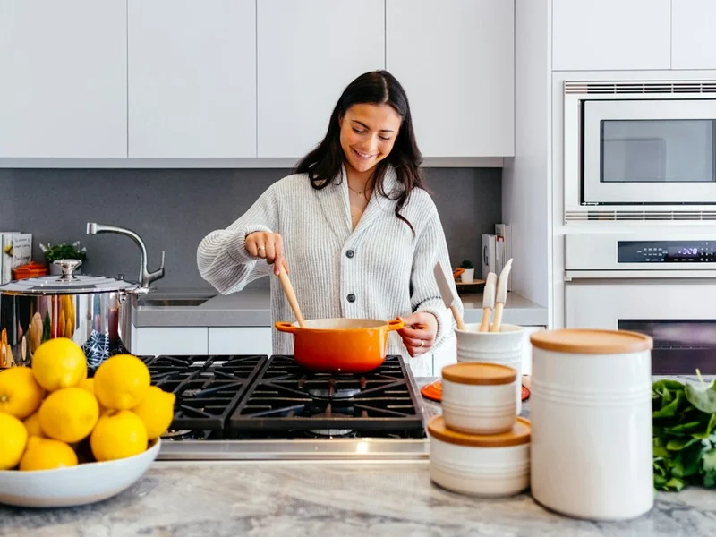 Muebles de cocina moderna con isla central y cubiertas resistentes